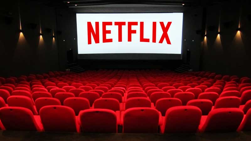 Кинотеатр и логотип Netflix