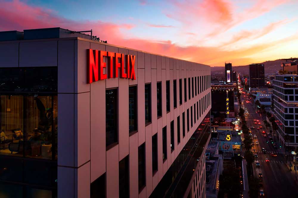 Netflix снимет сериал по книге Дэна Брауна "Тайна из тайн"
